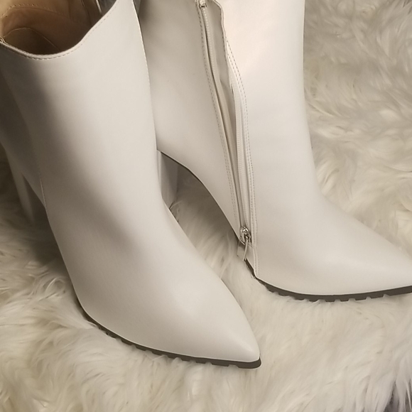 Beautiful white booties by Qupid - Picture 2 of 4